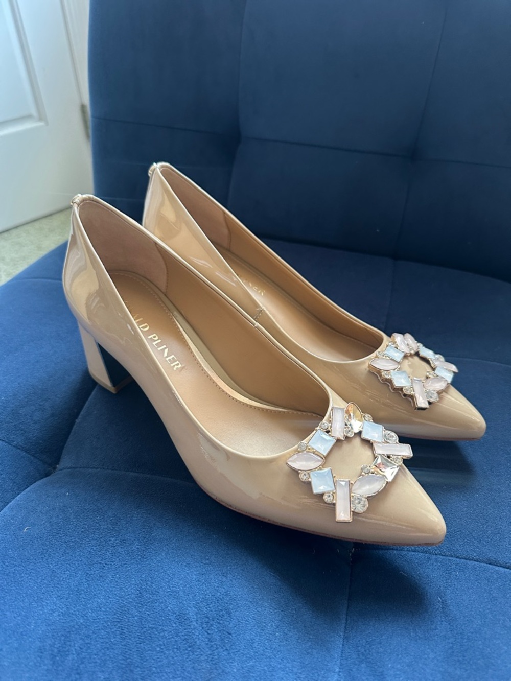 Donald Pliner Nude Patent Mid-Heel Pumps with Crystal Embellishment Sz 8 New